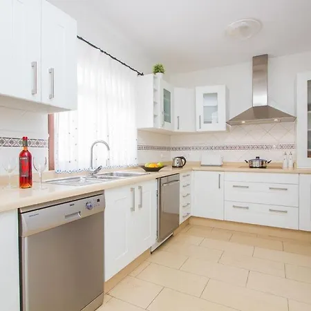 Вилла Puerto Del Carmen Sleeps 6 Pool Wifi Пуэрто дель Кармен