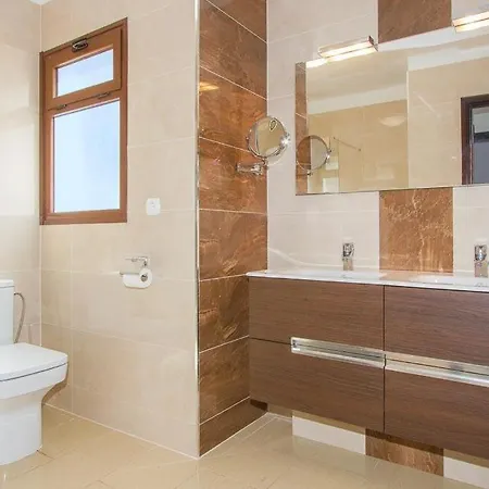 Вилла Puerto Del Carmen Sleeps 6 Pool Wifi *